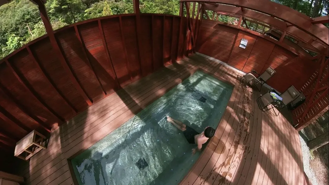 源泉の湯と森のサウナ小屋の風景1