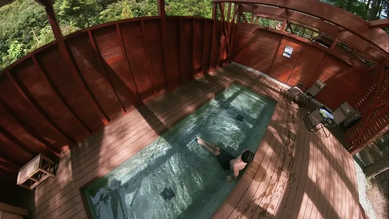 源泉の湯と森のサウナ小屋の様子