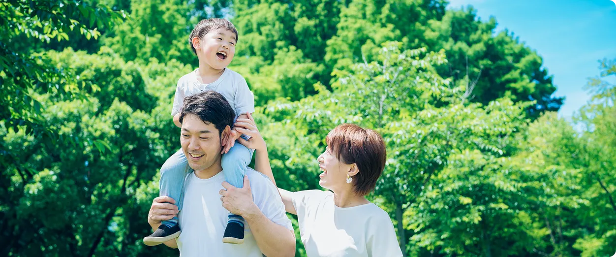 家族で自然を満喫する様子
