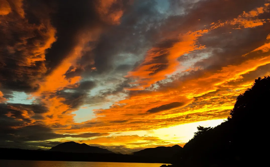 夕焼けに染まる西湖の空