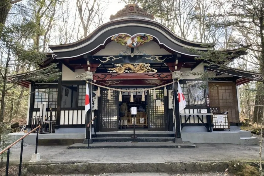 木々に囲まれた新屋山神社の社殿