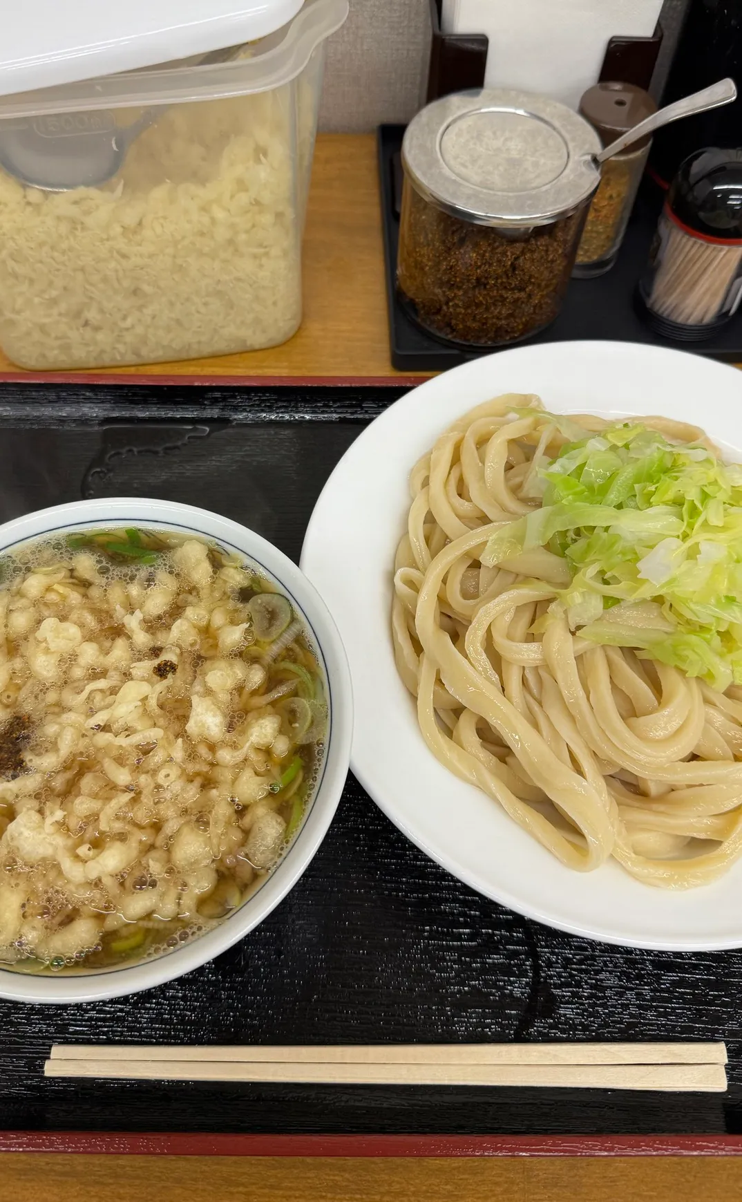 吉田のうどん。太い麺とキャベツ、天かすの汁