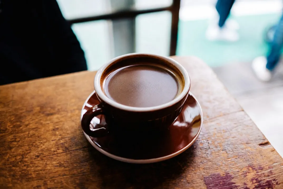 木のテーブルに置かれたコーヒー
