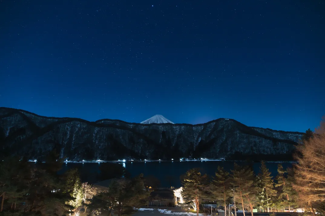 西湖と富士山の上に広がる星空