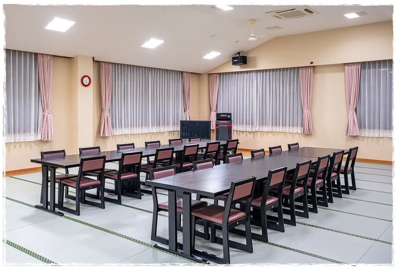 椅子とテーブルを並べた貸切会場ゆのわ堂の内観