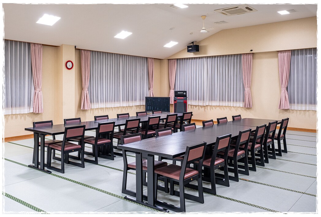 畳の会場に椅子とテーブルが並ぶ、ゆのわ堂の内観