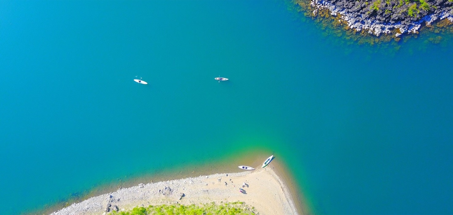湖岸と湖上のカヌーを上空から見た西湖の風景